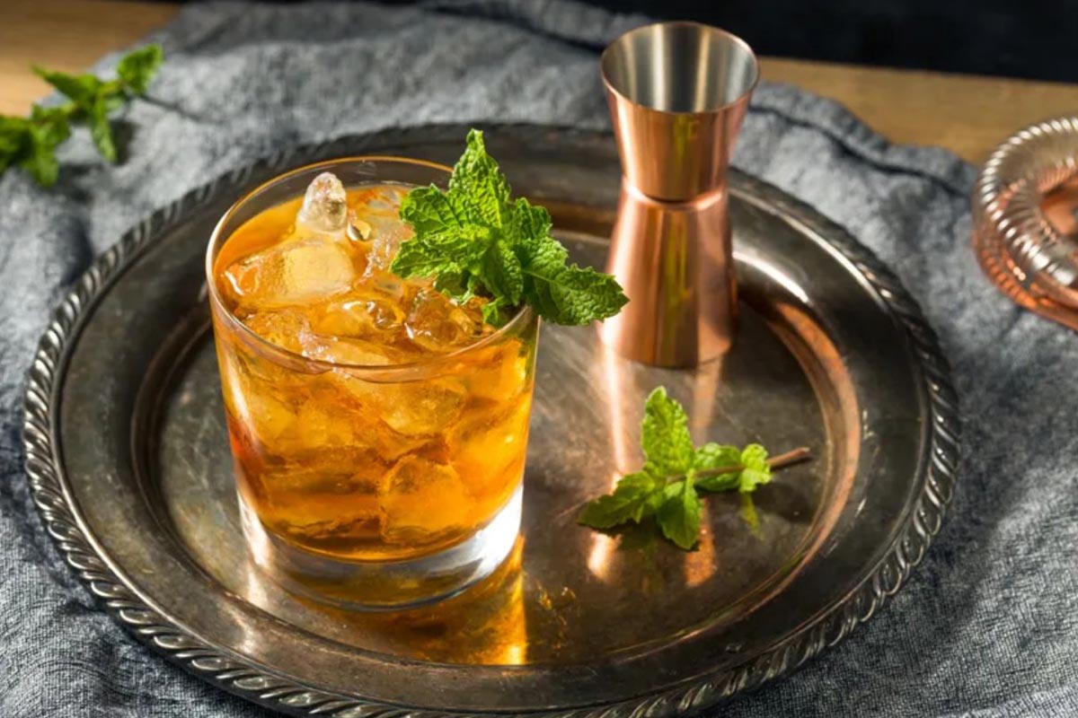 Stinger: Cú chạm của Cognac và bạc hà